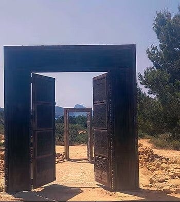 Ausblick auf Es Vedrà durch die „Türen ins Nichts"